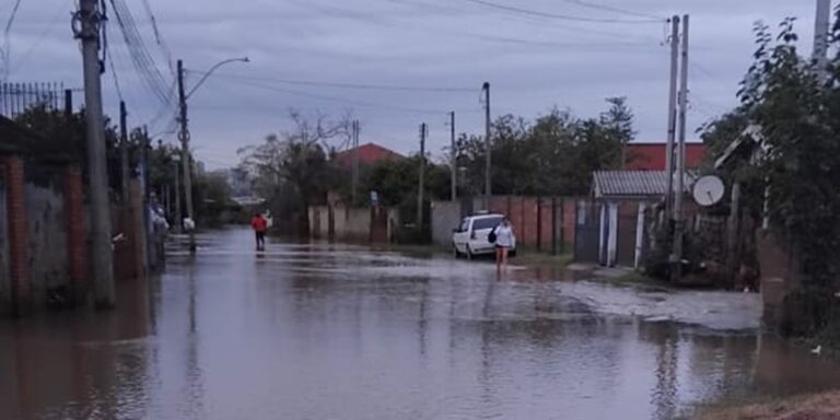 Vulnerável a cheias, ilha de Porto Alegre é atingida por chuvas vulneravel-a-cheias,-ilha-de-porto-alegre-e-atingida-por-chuvas
