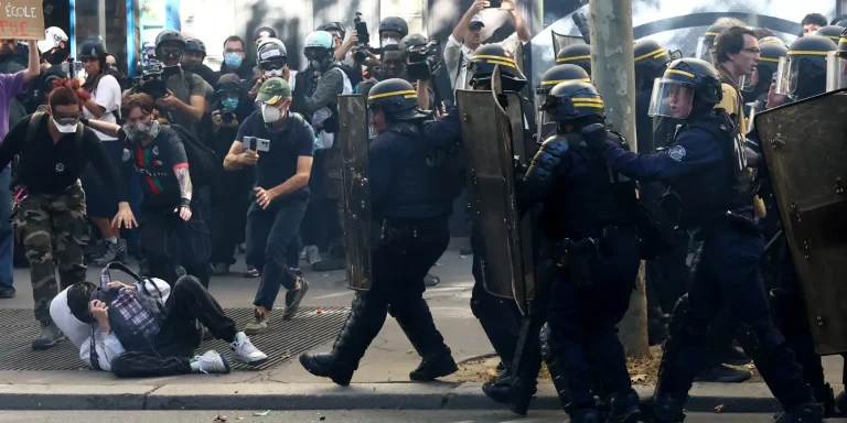Adolescentes franceses fazem mais um dia de protestos sobre escolas adolescentes-franceses-fazem-mais-um-dia-de-protestos-sobre-escolas