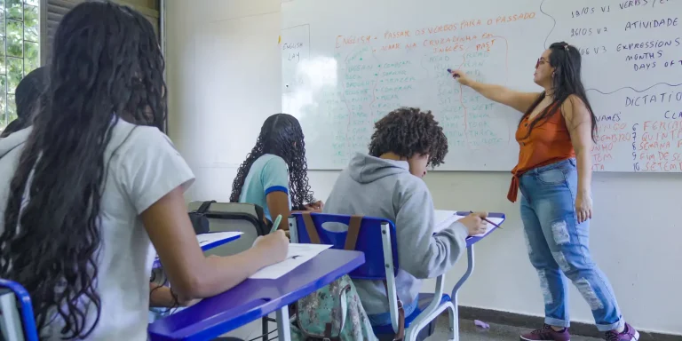 Flávio quer escolas militares; Lula propõe ampliar educação integral flavio-quer-escolas-militares;-lula-propoe-ampliar-educacao-integral