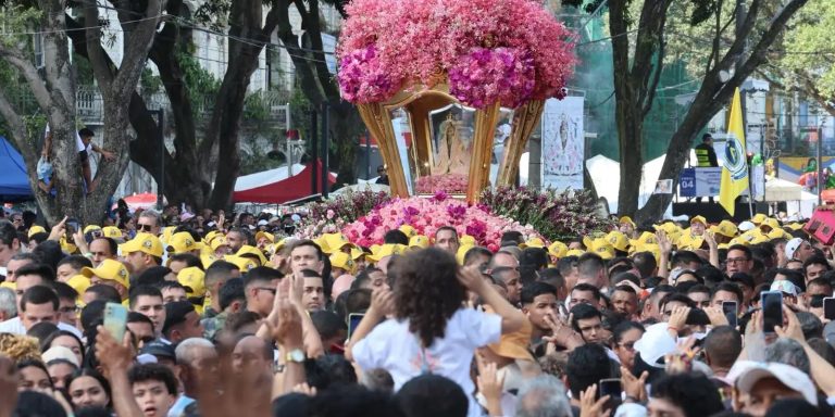 Círio de Nazaré: milhares de devotos visitam imagem de Nossa Senhora cirio-de-nazare:-milhares-de-devotos-visitam-imagem-de-nossa-senhora